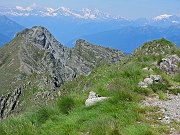 Dalla Croce di vetta verso le Alpi e le Rocce del Gridone.......